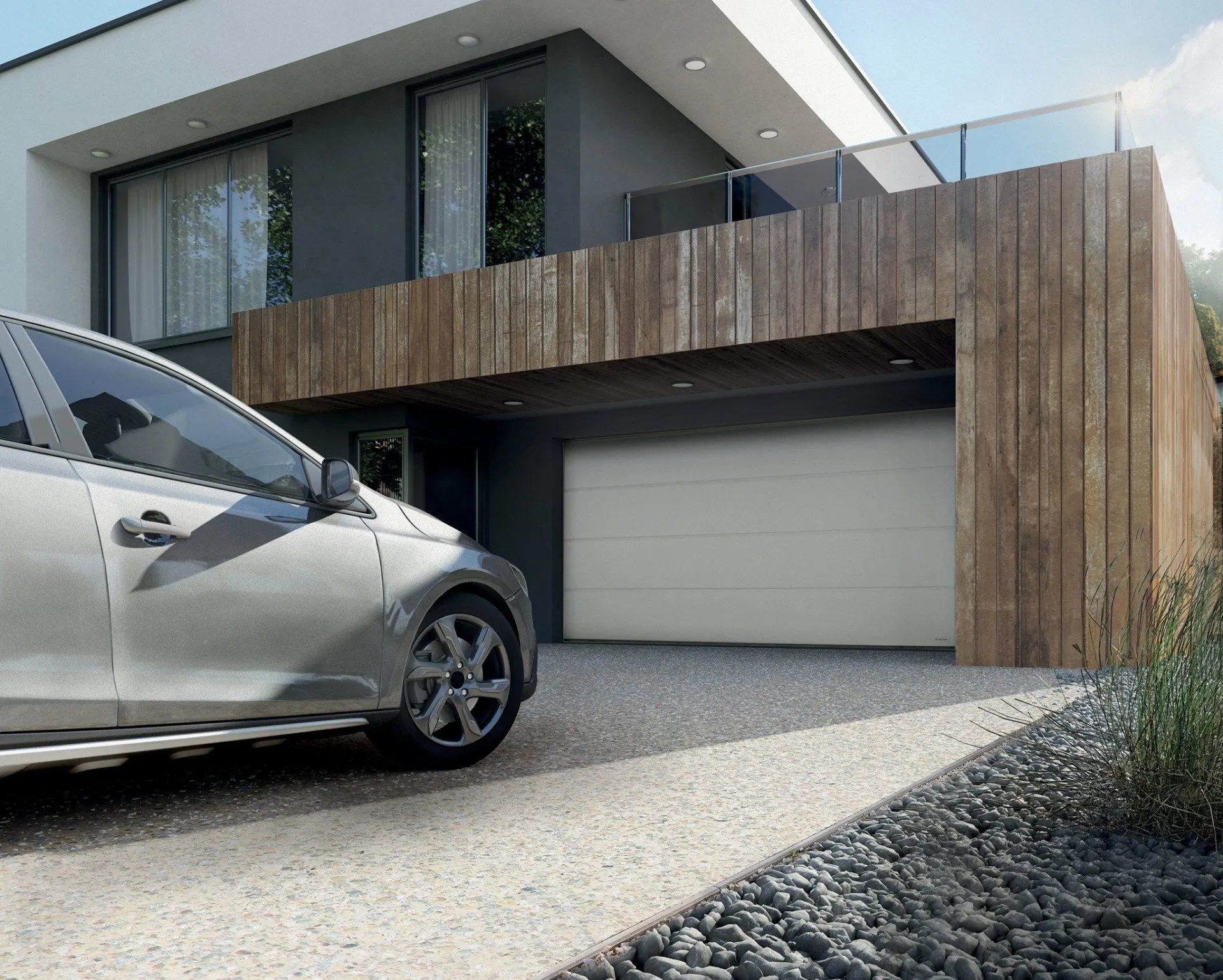 Portone sezionale chiaro sotto una facciata in legno, con auto parcheggiata